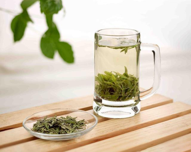 绿茶和白开水哪种更健康？ 应该喝哪个？